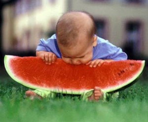 картинка ребенок кушает арбуз